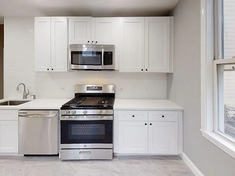 381 Cardinal Medeiros Ave #1R — Photo 1