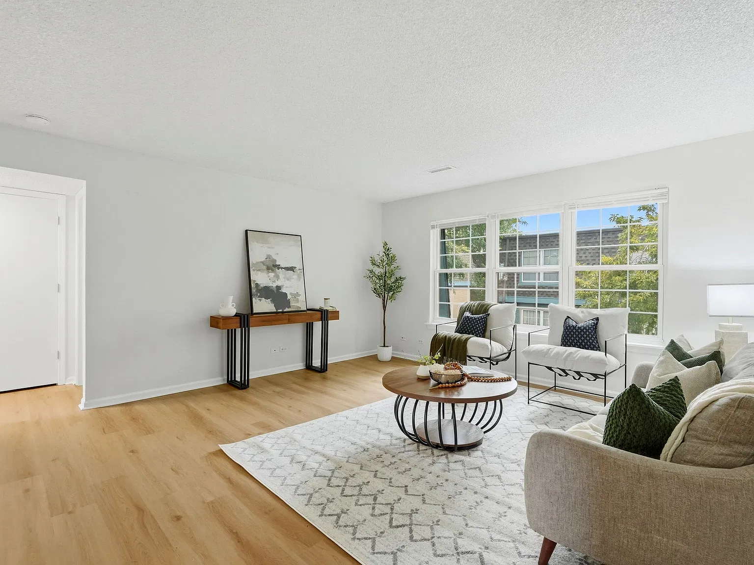 2 bed, 1004 sqft, $1,700 — Photo 2