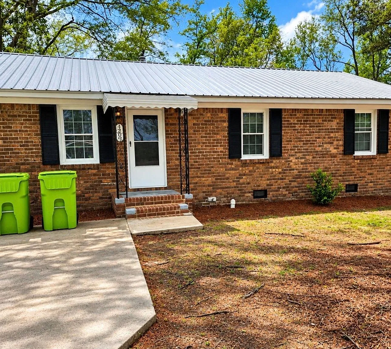 4 bed, 1.5 bath, 1144 sqft, $1,550 — Photo 1