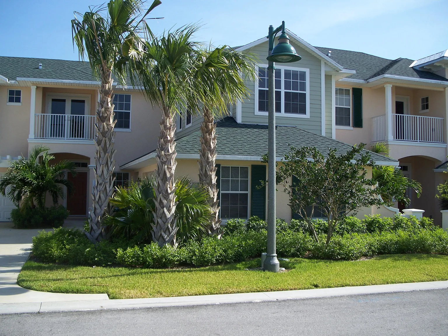 3 bed, 2.5 bath, 1894 sqft, $2,300 — Photo 2