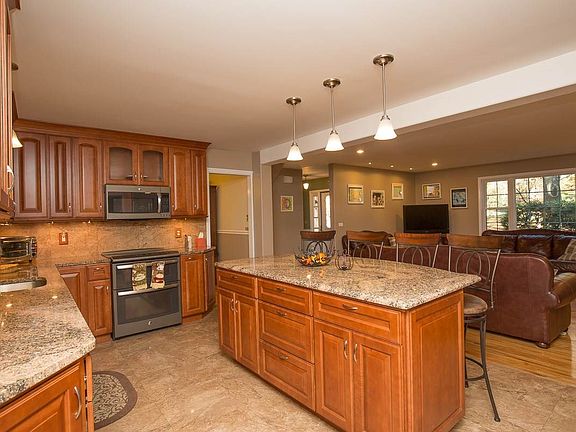 2nd image of 8 Wood Dale Dr