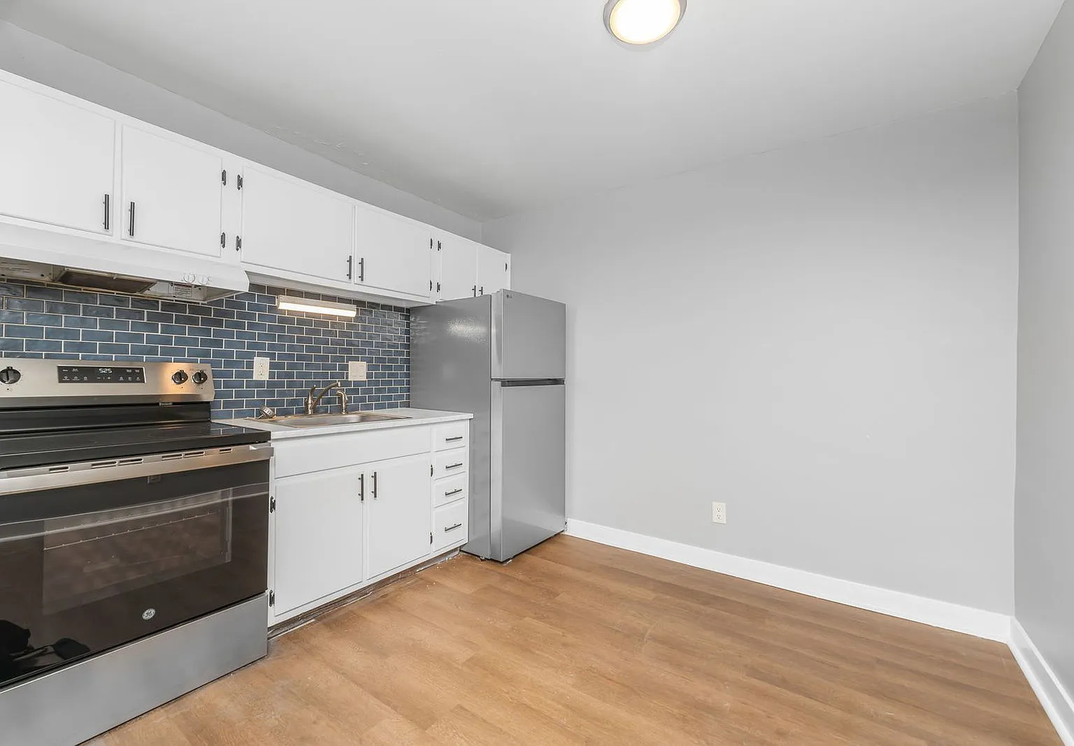 2 bed, 1.0 bath, $1,050 — Photo 3