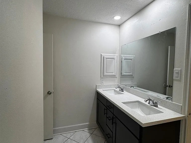 2203 Bisontine St — Photo 6
