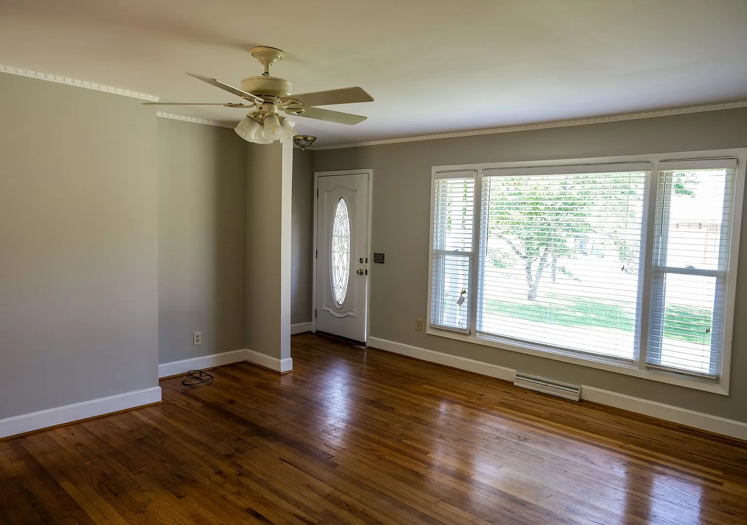 3 Bedroom, 2 Bath house with fenced yard! — Photo 2