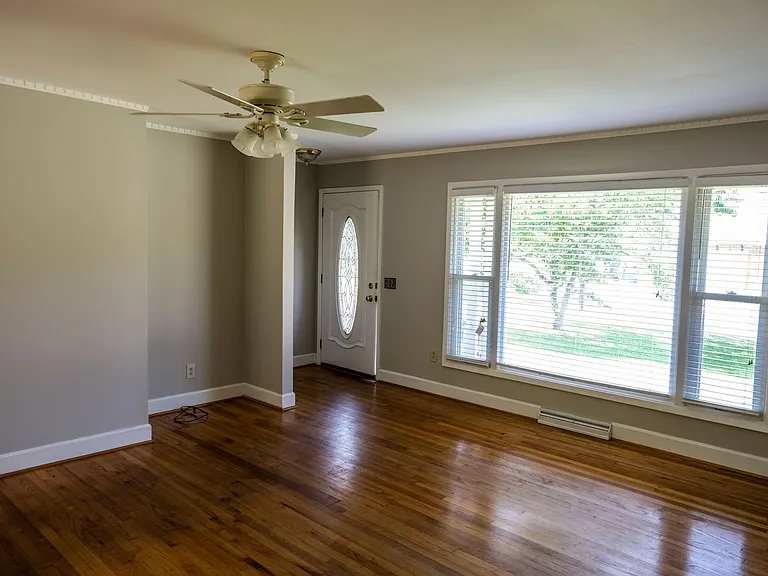 6 Hardale Ln — Photo 2