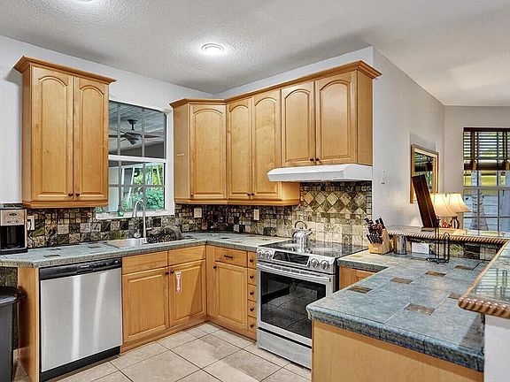 5th image of 2105 SW 12th Terrace