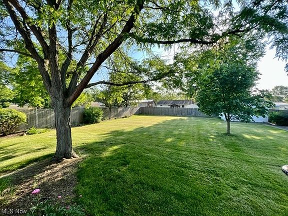 5th image of 261 Windsor Dr