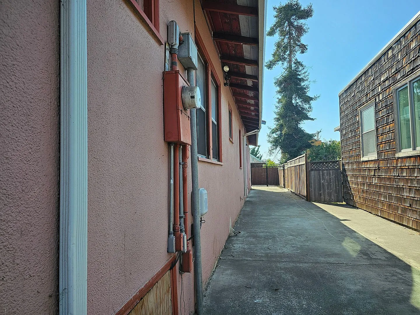 "Sunshine Delight: Spacious 3-Bedroom Home in North Berkeley!" — Photo 2