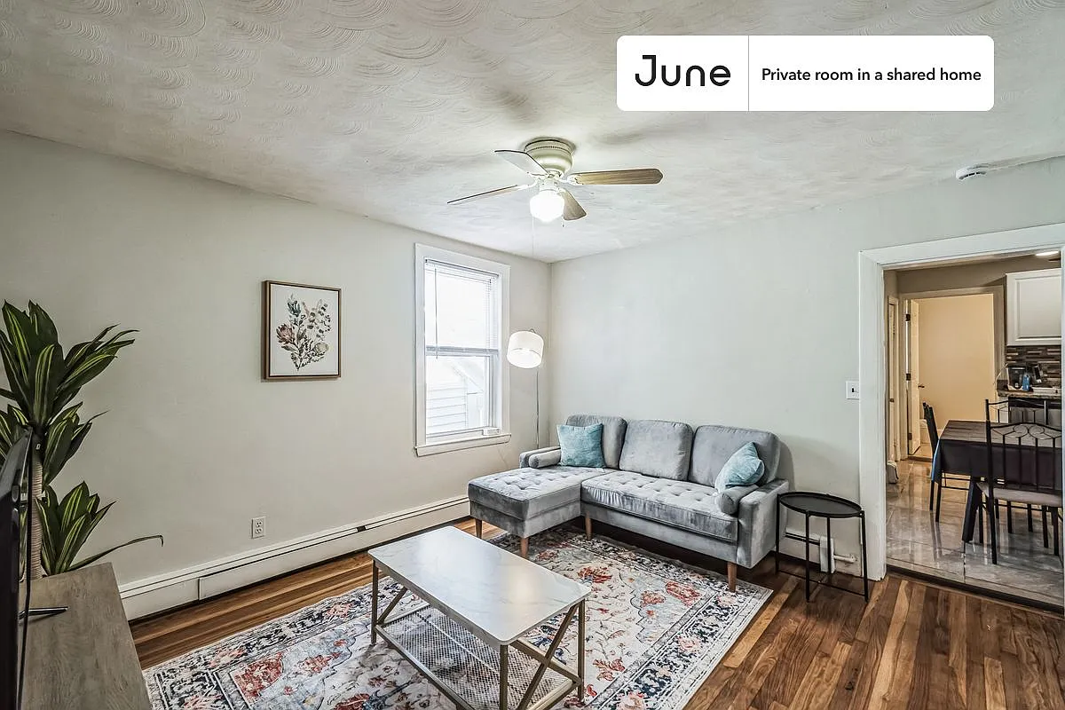 Queen bedroom in 4 bed/2 bath home in East Cambridge #1810 D — Photo 4