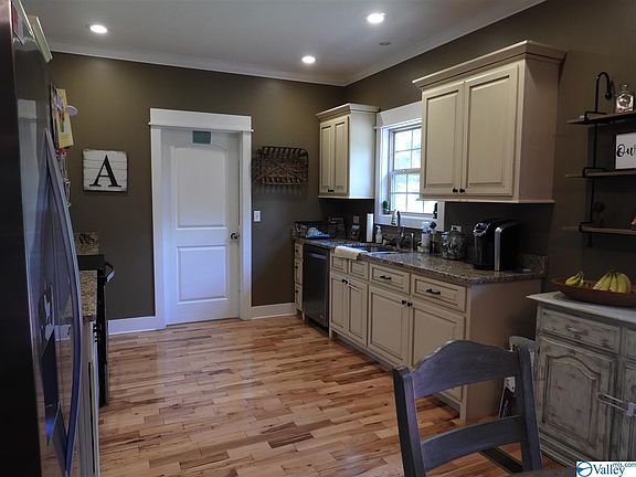 3rd image of 945 Haden Ln