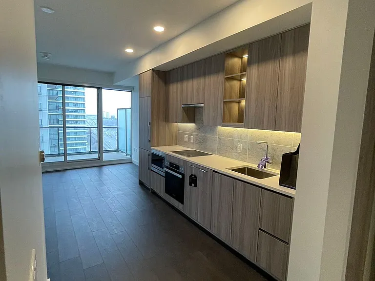 85 McMahon Dr #2015 — Photo 7