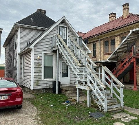 3rd image of 827 Market St