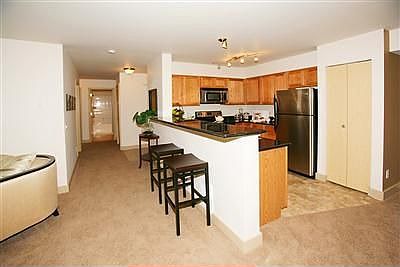 Fabulous kit. with bar seating