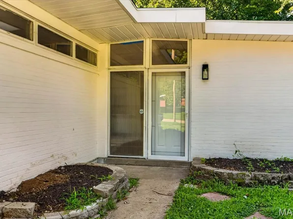 8300 Pepperidge Dr, Saint Louis, MO 63134