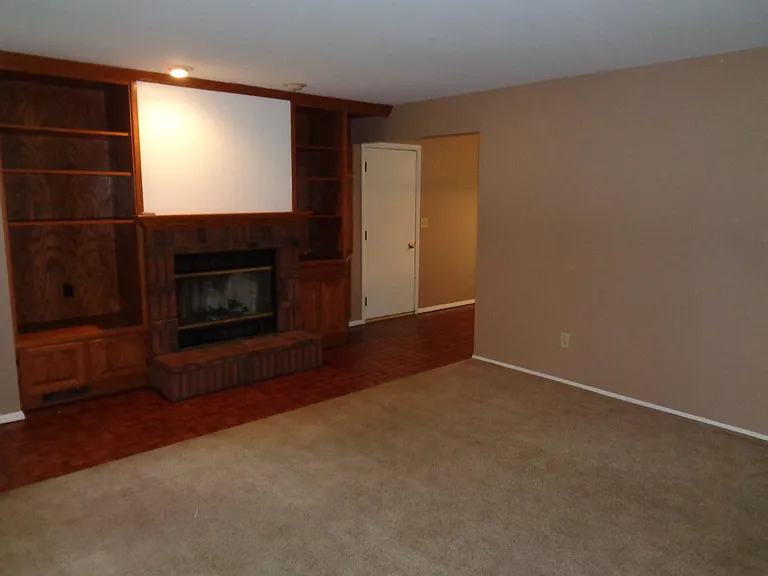 2400 E Wheeler Rd — Photo 2