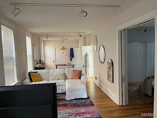 1 bed, 1.0 bath, 1100 sqft, $1,300 — Photo 4