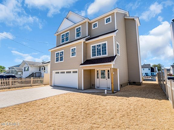4th image of 28 Commodore Drive