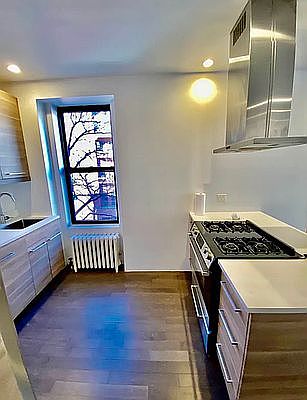 5th image of 300 E 89th St APT 4A