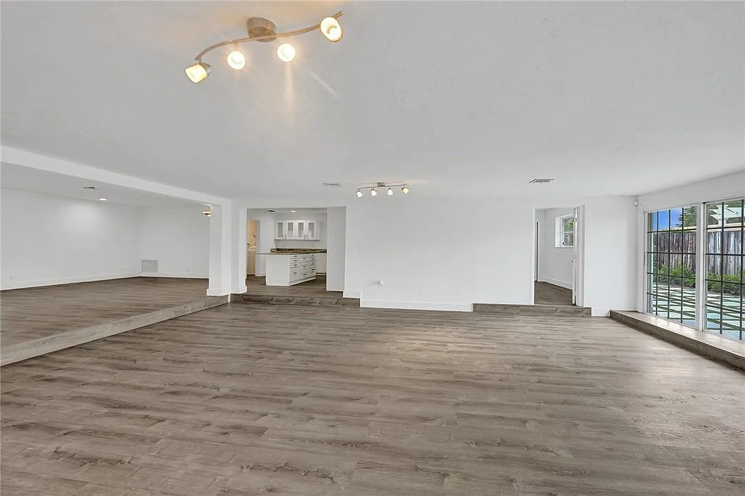 3 bed, 2.0 bath, 1979 sqft, $5,000 — Photo 4