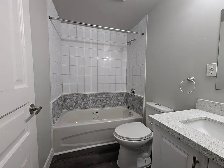 84 Ahrens St W #B — Photo 6