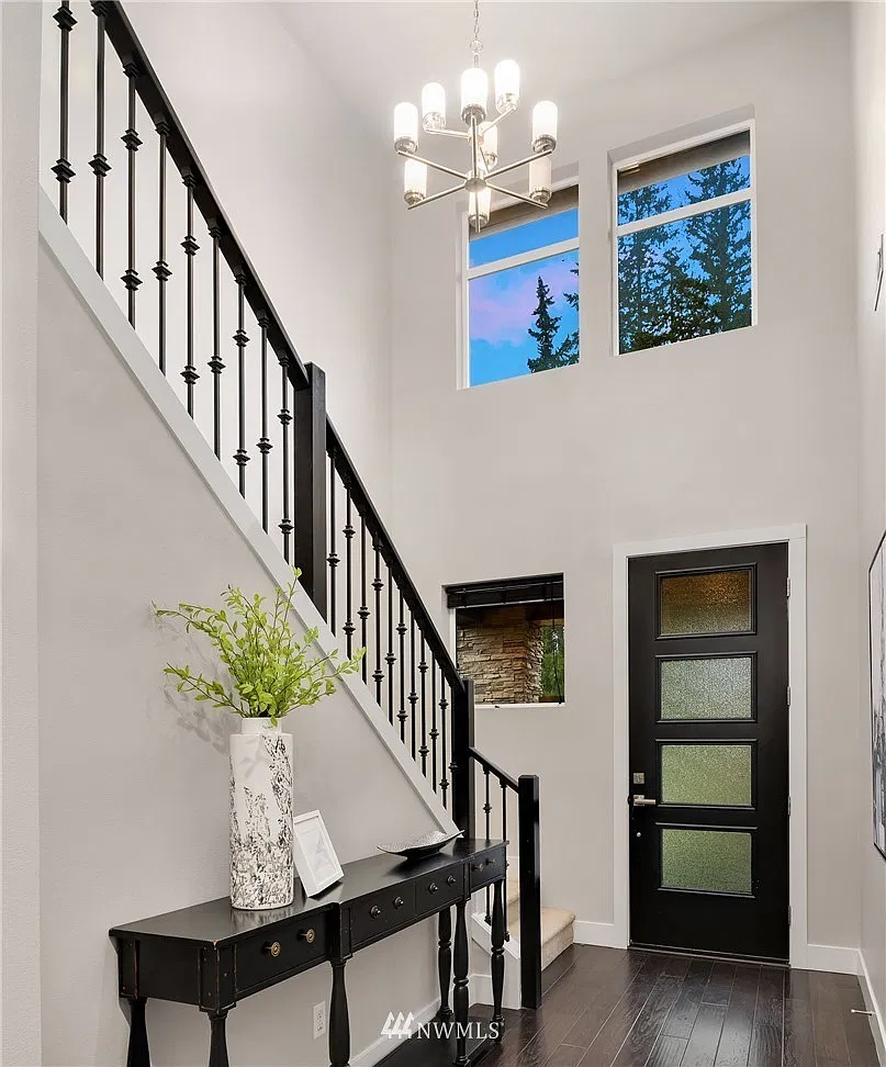 4 bed, 2400 sqft, $3,800 — Photo 3