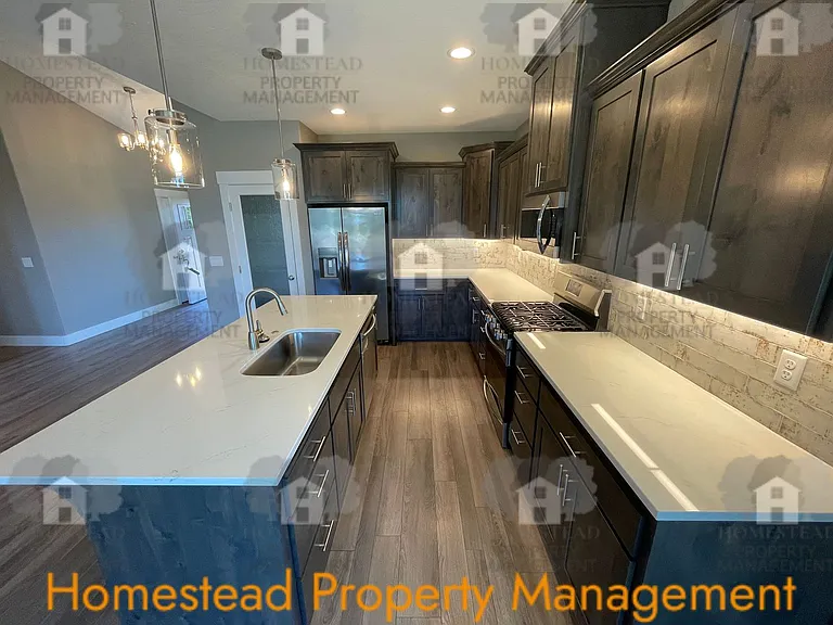 463 NE Cedar St — Photo 9