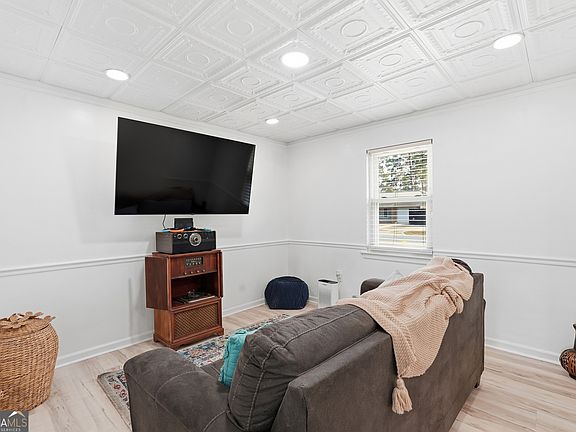 4th image of 303 Pinewood Dr