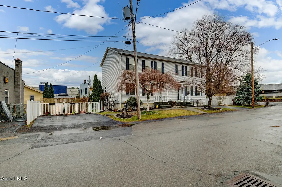 Drive way - 32 Richmond St #2