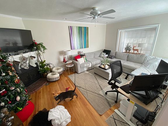 Living room, gas fireplace below TV