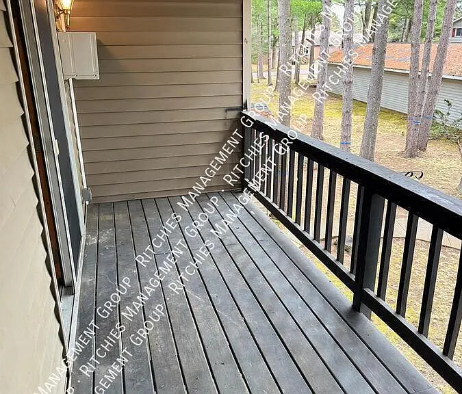 302 Balsam St #B — Photo 6