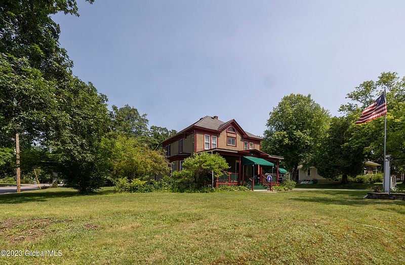2nd image of 25 Hyde Boulevard