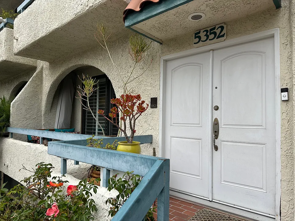 5352 Zelzah Ave