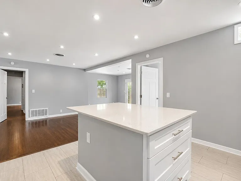 2105 Fortview Rd — Photo 11