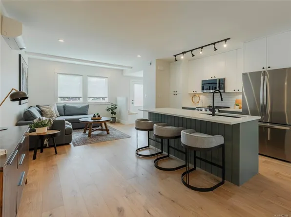 1830 Allenby St #4, Saanich, BC V8R 3B8