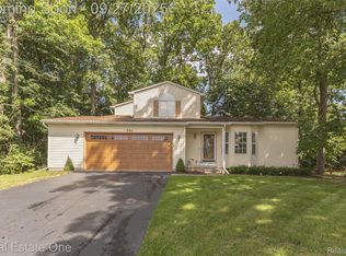 704 Grand Ct, South Lyon, MI 48178