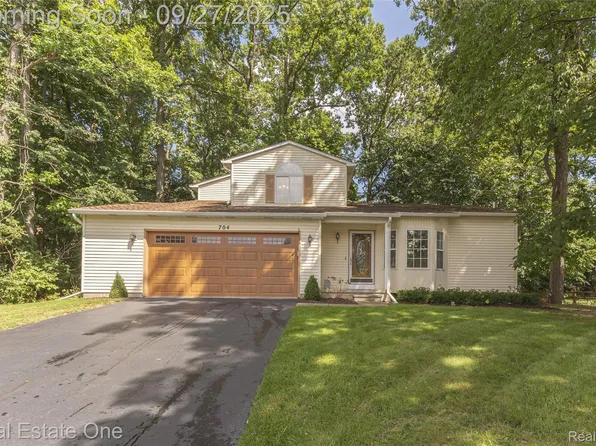 704 Grand Ct, South Lyon, MI 48178