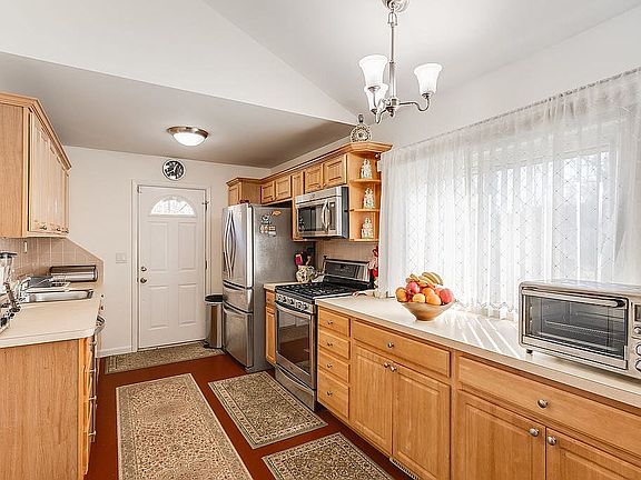 4th image of 52 Foxwood Dr E