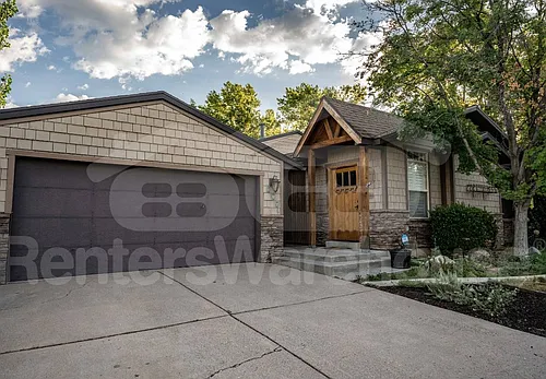 809 E Pontiac Dr Photo 1