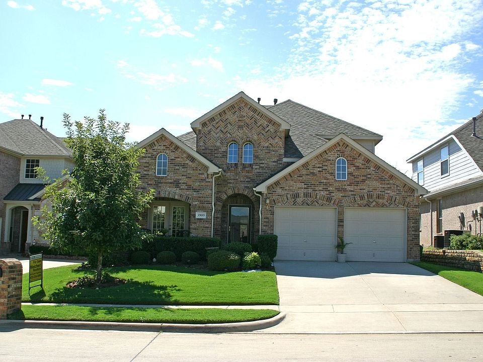 Front view of this beautiful Wellington Estates home