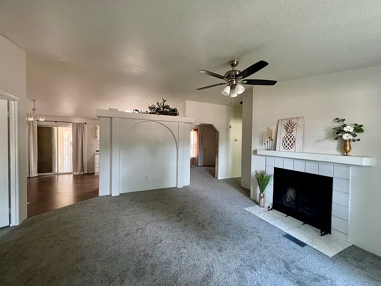 1602 N Hoover Dr — Photo 2