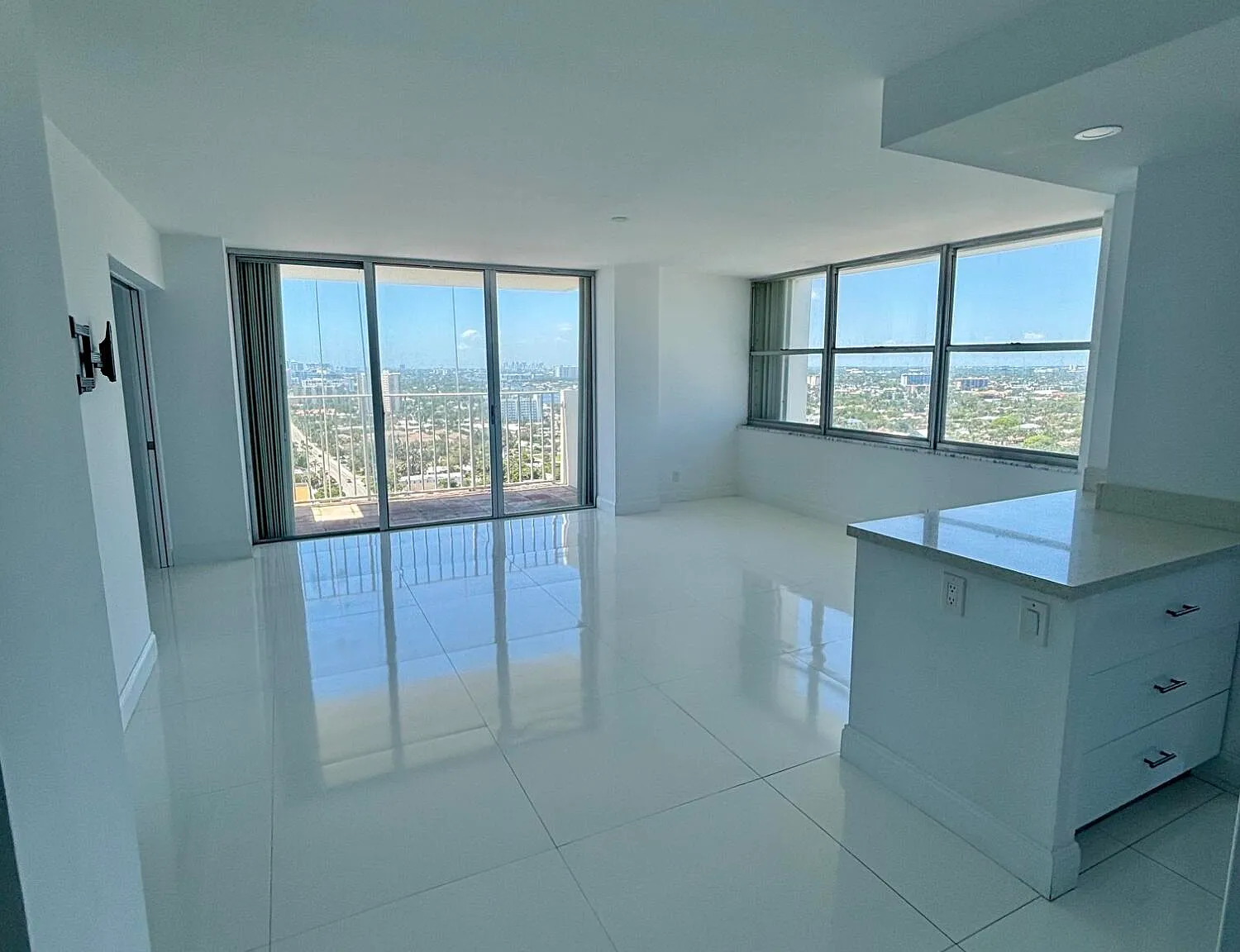 2 bed, 2.0 bath, 1000 sqft, $2,750 — Photo 2