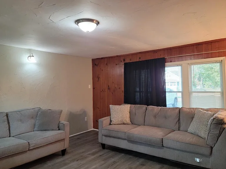 3225 Crooks Rd — Photo 15