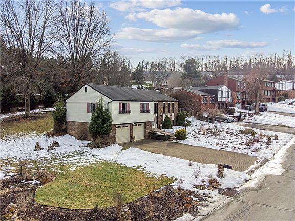 3rd image of 109 Grouse Dr
