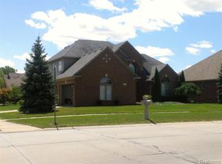 17134 Country Club Dr, Macomb, MI 48042