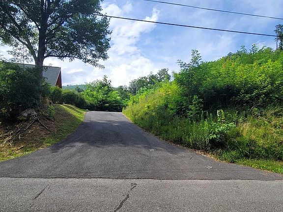 4th image of Pine Top Ln