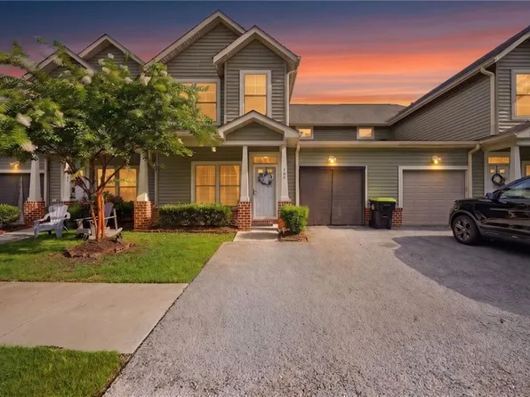 200 Seasons Cir #704, Suffolk, VA 23434