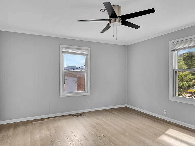 509 W Bell Ave — Photo 4