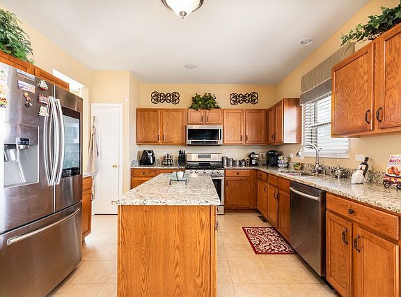 3rd image of 966 Amethyst Ln