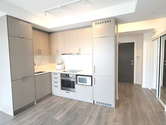 3rd image of 60 Honeycrisp Cres N #808