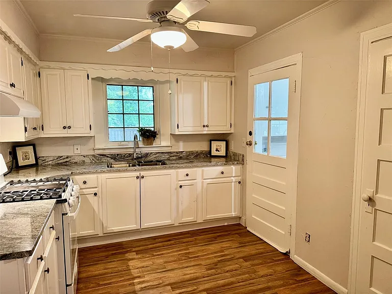 1197 FM 697 — Photo 12